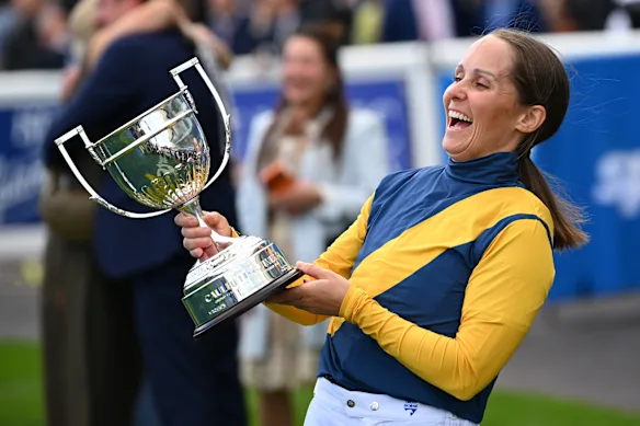 Rachel King célèbre la victoire des Caulfield Guineas sur Wartissé pour l'entraîneur Bjorn Baker.