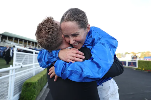 Rachel King après avoir remporté le Derby australien des espaces verts.