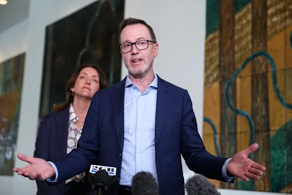 Le sénateur Steph Hodgins-May, chef adjoint des Verts, et le sénateur David Shoebridge, chef des Verts, ont déclaré que ce n'était pas à lui de déterminer si les conclusions de l'enquête seraient rendues publiques. 
