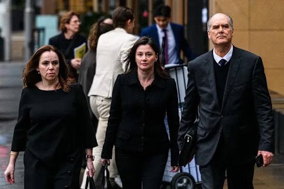 Rebecca Farrell (à gauche) et Amelia Berczelly (au centre), anciennes cadres de Super Retail, photographiées en août 2024. Super Retail a brusquement réglé les procédures judiciaires avec elles l'année dernière, quelques jours seulement après avoir limogé le PDG Anthony Heraghty en raison de la relation présumée au centre du différend. 