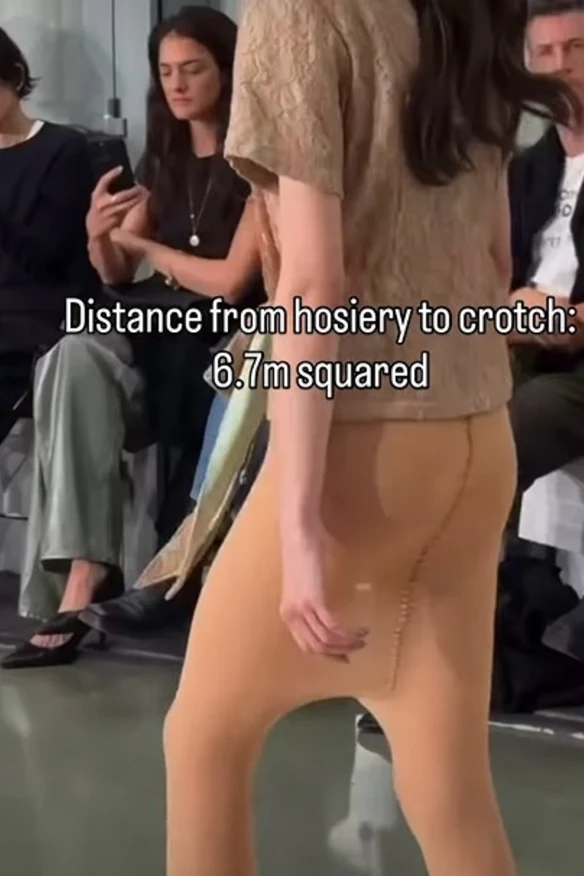 La haute couture est devenue un risque de voyage. 