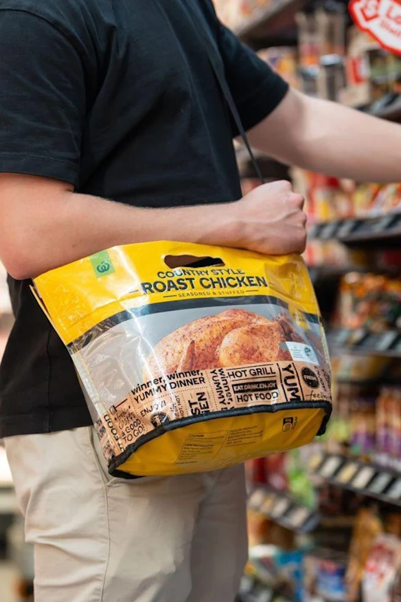 Les sacs à main au poulet rôti Woolworths débarquent cette semaine. 