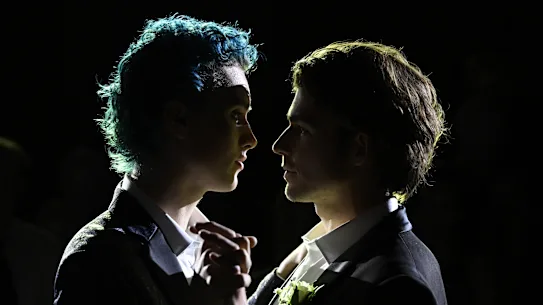 Joseph Zada ​​dans le rôle de Charlie Roth avec Joe Klocek dans le rôle de Matt Jones dans Invisible Boys.