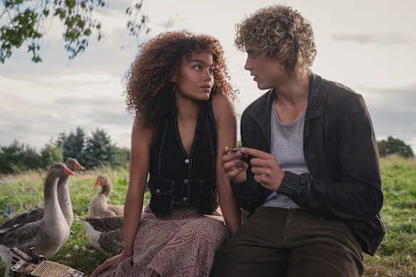 Zada a été annoncé comme le jeune Haymitch Abernathy en avril 2025. Ici, il est photographié avec sa co-star Whitney Peak, qui incarne la petite amie d'Abernathy, Lenore Dove Baird.