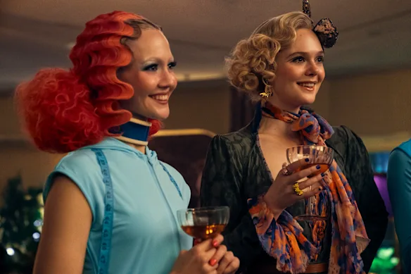 Elle Fanning (à droite) a été choisie pour incarner Effie Trinket après une campagne de fans en ligne. Iris Apatow dans le rôle de Proserpina, la sœur de Trinket, est à gauche.