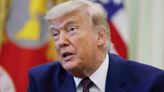 Donald Trump a mis les législateurs au défi de le défier et fait de son mieux pour les vaincre s’ils le font.