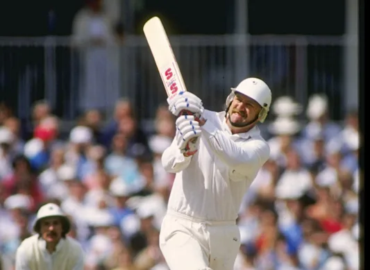 Mark Greatbatch frappe lors d'un test entre la Nouvelle-Zélande et l'Angleterre en 1990.