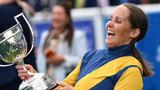 Rachel King célèbre la victoire des Caulfield Guineas sur Wartissé pour l'entraîneur Bjorn Baker.
