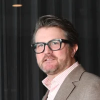 Controverse sur la falaise de verre : Chris Bradley, associé de McKinsey, démissionne de son poste au conseil d&rsquo;administration d&rsquo;Opportunity International Australia