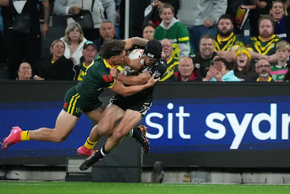 Reece Walsh, à gauche, en Australie, s'attaque à Kalyn Ponga, en Nouvelle-Zélande.