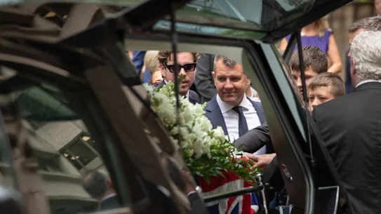 L'ancien premier ministre de Nouvelle-Galles du Sud, Mike Baird, fait ses adieux à son père, l'ancien homme politique Bruce Baird, lors de ses funérailles à la cathédrale St Andrews de Sydney.