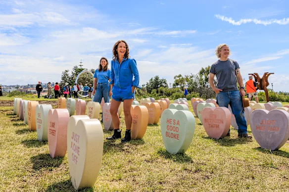 Omi McCurdie, Pip Lysaght et Matty McCarron, avec leur sculpture Sweethearts.