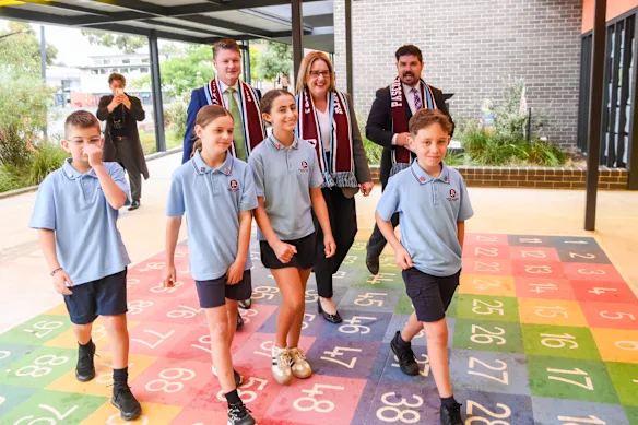 Jacinta Allan, alors première ministre, et son successeur Ben Carroll se sont rendus à Pascoe Vale l'année dernière pour annoncer un programme pilote visant à ouvrir les installations sportives scolaires aux clubs communautaires en dehors des heures d'ouverture.