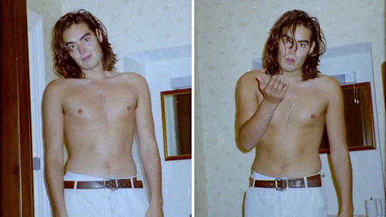 Un composite de photographies de Russell Brand présentées comme preuve lors de son procès pour agression sexuelle.