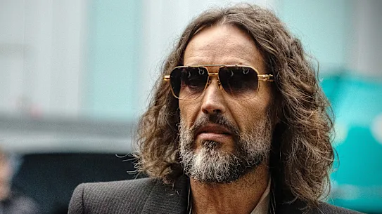 Russell Brand arrive mercredi à la Crown Court de Southwark pour son procès.