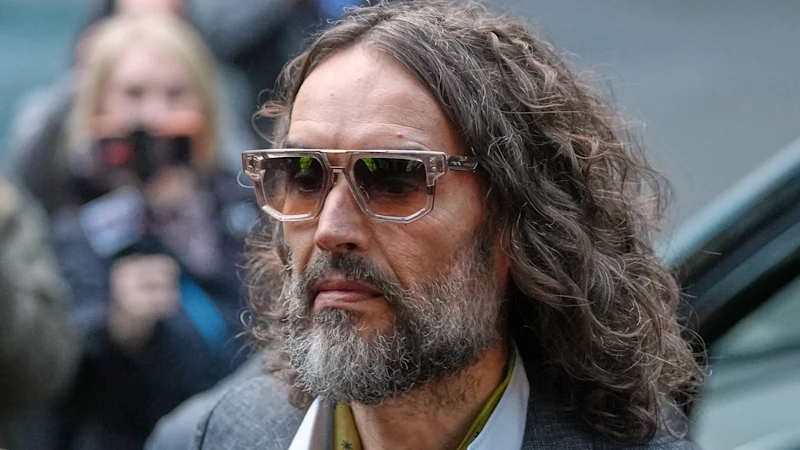 Russell Brand avait un « sourire maniaque étrange » avant d'avoir prétendument traîné la victime dans les toilettes du bar et de la violer