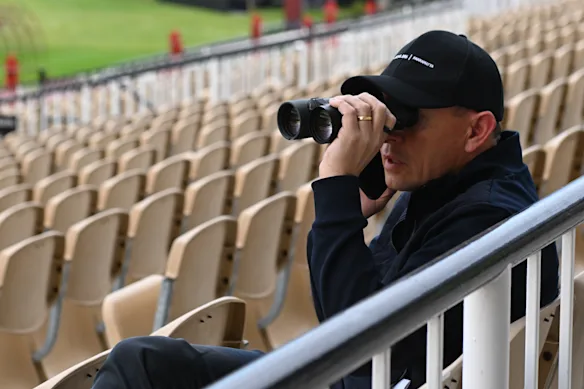 Chris Waller regarde ses chevaux Cox Plate travailler à Flemington mardi matin.
