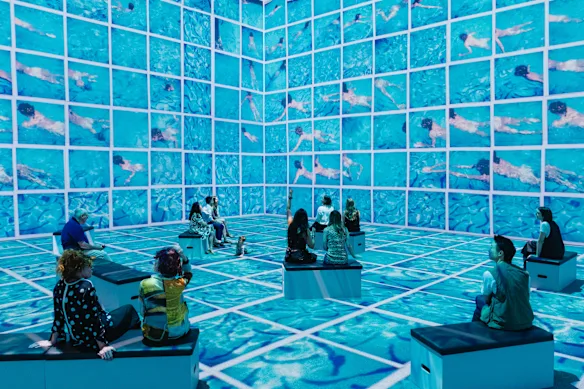 Hockney est décédé en juin, mais il a passé plusieurs années à travailler avec les créateurs de l'exposition. 
