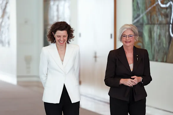 Allegra Spender (à gauche) et Helen Haines (à droite) au Parlement de Canberra en août.