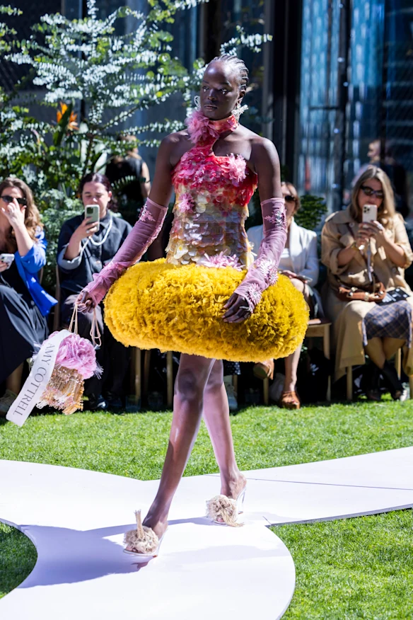 Un look de la marque de mode durable Amy Cottrell sur le podium de la Melbourne Fashion Week 2026. 