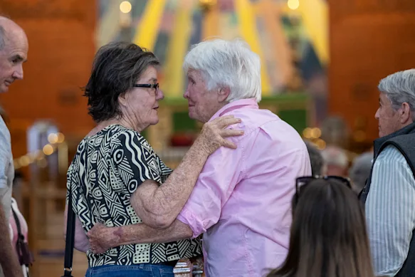 Cathy McGowan, ancienne députée indépendante indépendante, à gauche, et partisane de Haines lors d'un service à Wangaratta.