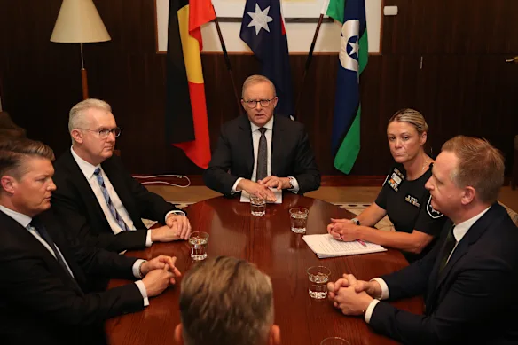 Le Premier ministre Anthony Albanese rencontre les responsables des forces de l'ordre à Victoria.
