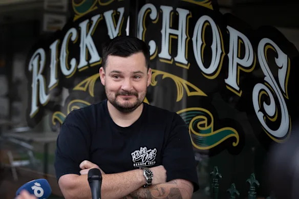 Ricky Jefferies, l'homme qui a arrêté l'agresseur présumé, devant son salon de coiffure.