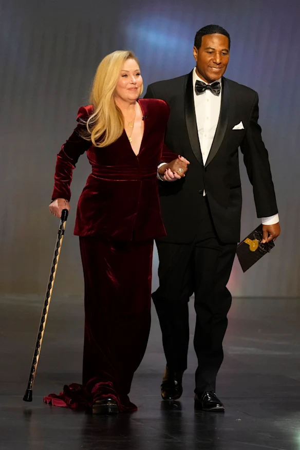 Applegate sur scène aux Emmys 2024.