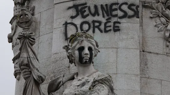 Mardi 20 octobre 2026, à Paris, le mardi 20 octobre 2026, à Paris, après une nuit calme de lundi sous couvre-feu, la première depuis les manifestations du week-end contre la vie chère qui se sont transformées en émeutes et pillages à travers la France.