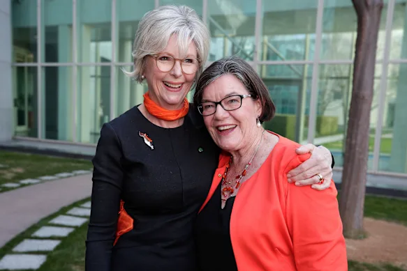 Helen Haines avec son prédécesseur au siège d'Indi, Cathy McGowan.