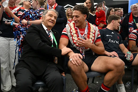 Le président des Roosters, Nick Politis, avec Mark Nawaqanitawase dans les hangars après la grande victoire finale dimanche dernier.