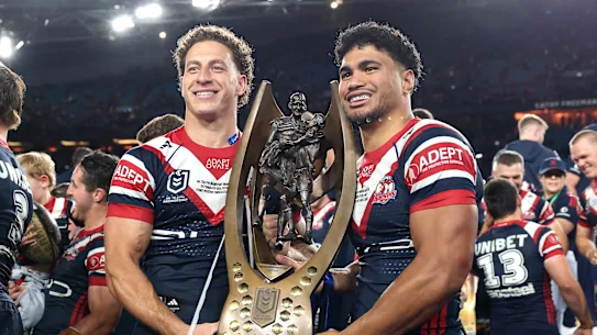 Mark Nawaqanitawase et Robert Toia célèbrent leur grande gloire finale.