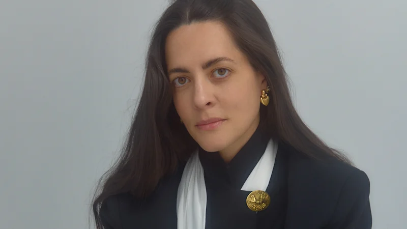 Comment s'habiller comme Emrys Cousins ​​​​: la conservatrice de bijoux partage ses créateurs préférés, ses secrets de style et les essentiels de sa garde-robe