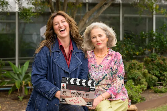 Kate Box dans le rôle de Katherine et Sarah Peirse dans le rôle de Barb dans la série policière policière Help Me !