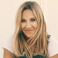 Sheryl Crow : Comment l&rsquo;icône de la musique trouve de l&rsquo;espoir, prend soin d&rsquo;elle-même et ouvre un nouveau chapitre créatif avec son dernier album Pick You Up