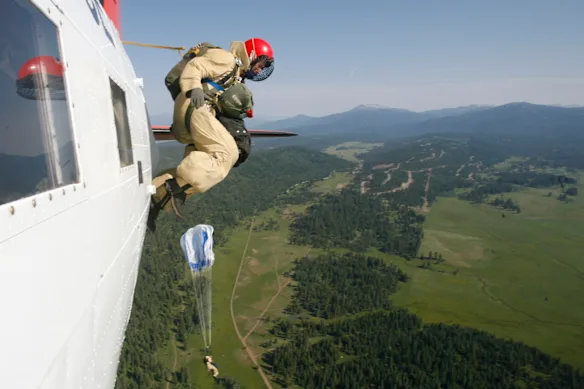 Le sauteur fumigène Larry Wilson lors d'un exercice d'entraînement dans l'Idaho en 2008.