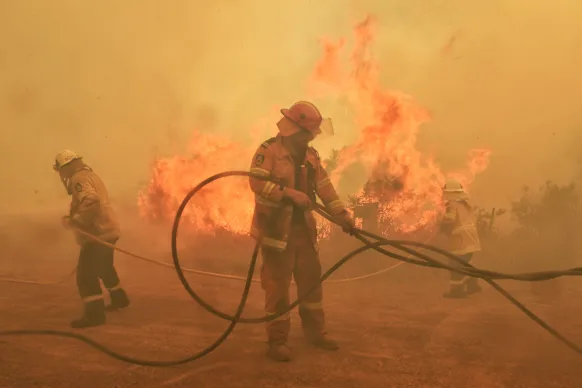 Une équipe du service d'incendie rural de Nouvelle-Galles du Sud combat l'incendie de Hillville à environ 100 kilomètres au sud de Port Macquarie en novembre 2019.