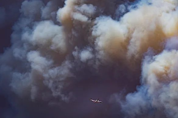 Un avion de lutte contre les incendies fait le tour de l'incendie de Longwood à Victoria alors que les températures accélèrent les urgences en cas d'incendie.