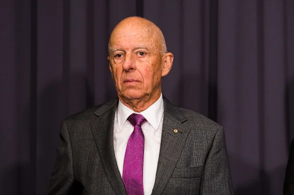 L'ancien commissaire de l'ACT Emergency Services Authority, Peter Dunn, affirme que nous devons lutter différemment contre les feux de brousse.