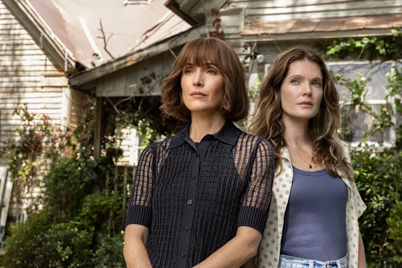 Rose Byrne dans le rôle de Samantha et Meghann Fahy dans le rôle de Charlotte dans The Good Daughter.