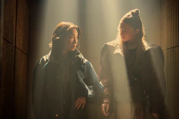 Michelle Yeoh dans le rôle d'Olwen et Hunter Schafer dans le rôle de Cora dans Blade Runner 2099.