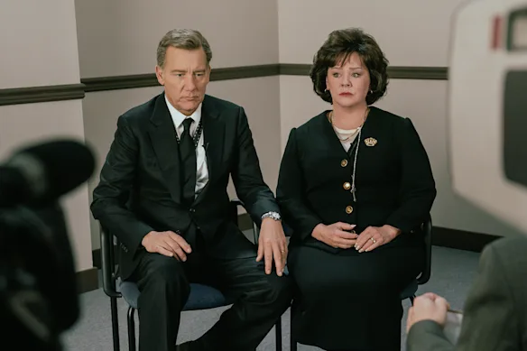 Clive Owen dans le rôle de John Bennett Ramsey et Melissa McCarthy dans le rôle de Patsy Ramsey dans Le meurtre de JonBenet Ramsey.