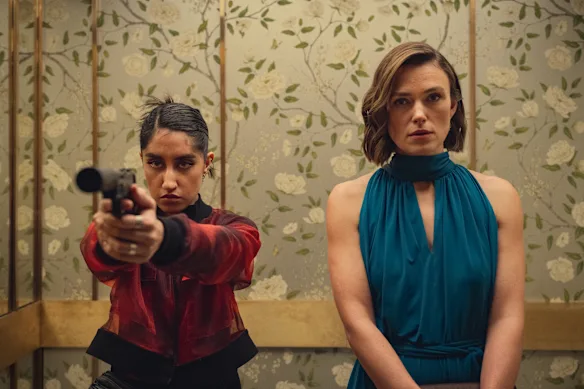 Ambika Mod dans le rôle de Laila et Keira Knightley dans le rôle d'Helen Webb dans la deuxième saison de Black Doves.