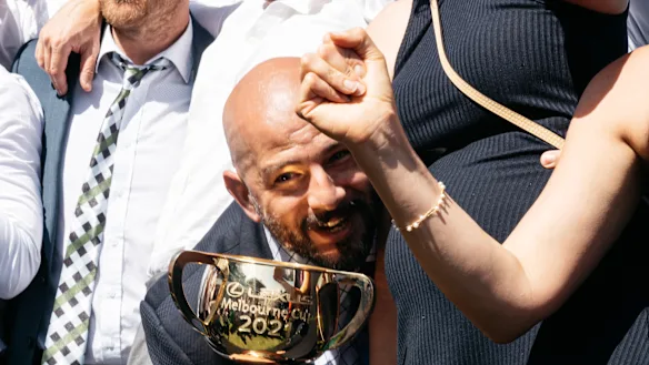 Ozzie Kheir avec la Melbourne Cup 2021 remportée par son cheval Verry Elegant.