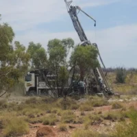 Une augmentation des ressources en terres rares en vue alors que Red Metal fore le géant du Queensland