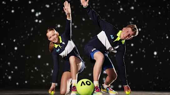 Ball Kids Alessia McGrath, 13 ans, et Taj Fearn-Wannan, 15 ans, portant les nouveaux uniformes Ralph Lauren pour l'Open d'Australie 2026. 