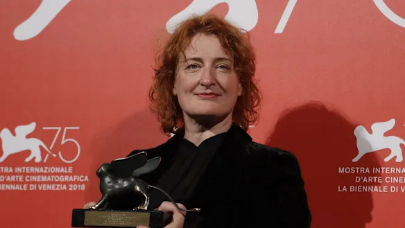 La réalisatrice Jennifer Kent avec le prix spécial du jury qu'elle a remporté pour Le Rossignol à la Mostra de Venise en 2018.