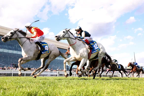 John Allen (à gauche) chevauche Kingswood pour remporter la Coupe Caulfield.