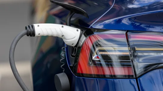 Les sociétés de réseaux électriques ont obtenu l’approbation préliminaire pour construire 1 400 bornes de recharge pour véhicules électriques dans des points noirs mal desservis.