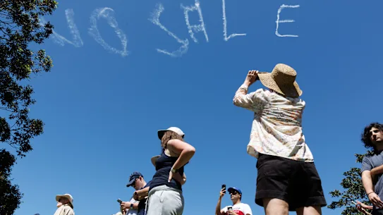 Skywriting au-dessus de la plage de Balmoral lors de la manifestation du HMAS Penguin au début du mois.